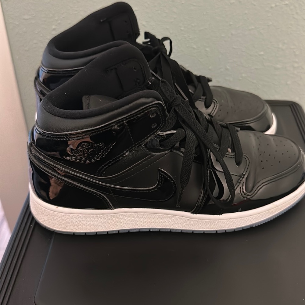 Size 6.5 kids/ 8 womens jordan1 mids in great condition